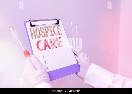 Textschild mit Hospizhilfe. Die Präsentation von Geschäftsfotos konzentriert sich auf die Palliation eines todkranken Patienten. Es handelt sich um eine Blutprobe im Schmerzlabor Stockfoto