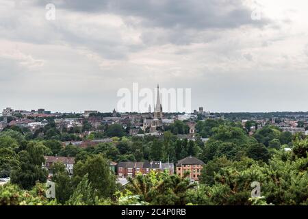 Skyline von Norwich in Ostengland an einem bewölkten Tag, mit sowohl Kathedralen als auch der Burg zu erkennen. Stockfoto