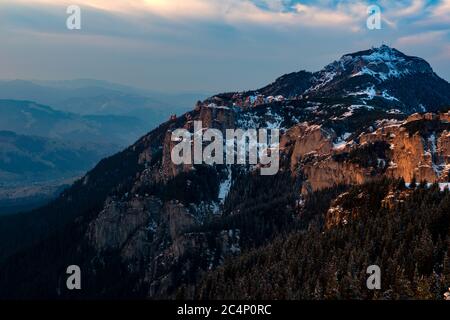 Felsige Berge voller Schnee und Dörfer im Tal Stockfoto