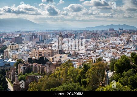 Stadtbild von Malaga an einem wolkigen Wintertag, mit der Kathedrale und einigen der wichtigsten Denkmäler zu erkennen. Stockfoto