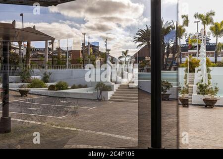 Spiegelungen in den Fenstern entlang der Avenida de Las Américas, genannt die Goldene Meile, ein Einkaufsparadies in Playa de Las Americas, in einer Zeit von praktisch Null Tourismus mit Hotels noch geschlossen, die meisten Geschäfte und Restaurants geschlossen, einige, die offen kämpfen, um einige Einheimische anzuziehen. Playa de Las Americas, Teneriffa, Kanarische Inseln, Spanien. 27. Juni 2020. Stockfoto