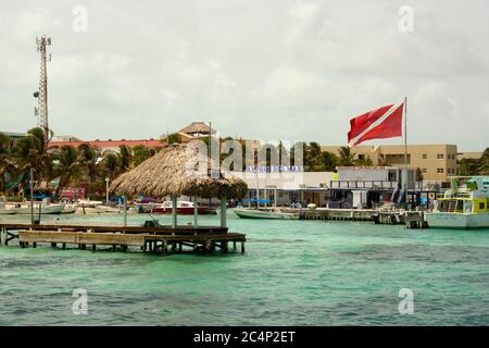 Pier des Tauchbades Amigos Del Mar, San Pedro, Ambergris Caye, Belize Stockfoto