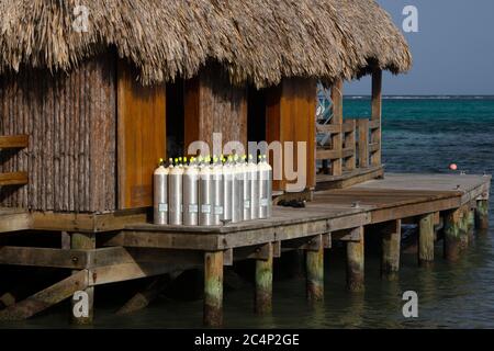 Tauchlufttanks Reihen sich auf einem Pier, San Pedro, Ambergris Caye, Belize Stockfoto