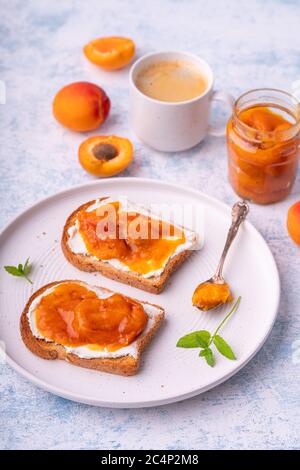 Hausgemachte Aprikosenmarmelade und cremem Käse Toast. Stockfoto