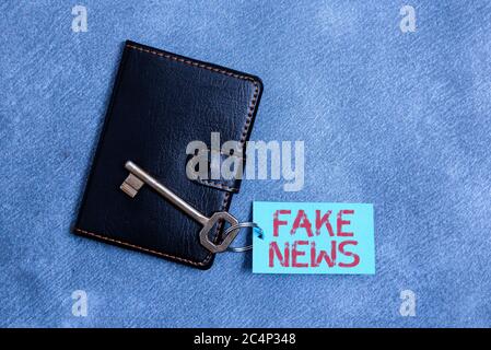 Handschrift Text Schreiben Fake News. Konzeptionelle Foto falsche Informationen unter dem Deckmantel der authentischen News Paper Zubehör mit digitalen s veröffentlichen Stockfoto