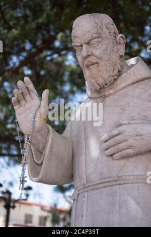 Statue des berühmten heiligen Padre Pio auf einem Platz in Monte Sant'Angelo auf dem Gargano in Italien in Süditalien Stockfoto