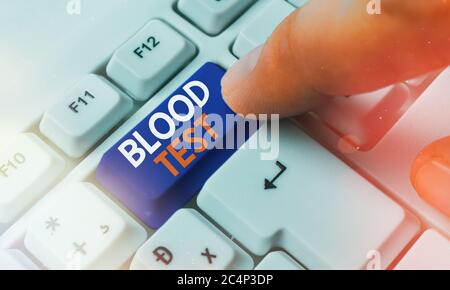 Textschild mit Blutprobe. Geschäftsfoto zeigt extrahierte Blutprobe aus einem Organismus, um eine Laboranalyse durchzuführen Weiße pc-Tastatur mit Stockfoto