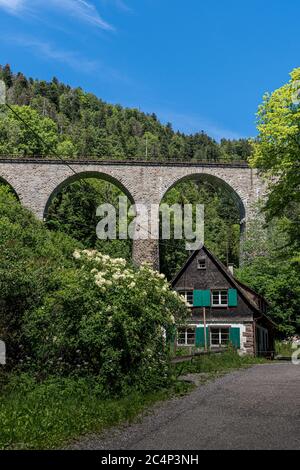 Spektakuläre Aussicht auf ein altes Haus vor der alten Eisenbahnbrücke am Ravenna-Klamm-Viadukt in Breitnau Stockfoto