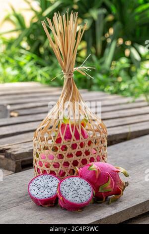 Ganze und Schnitt von Pitaya oder Drachenfrucht auf alten hölzernen Hintergrund. Stockfoto