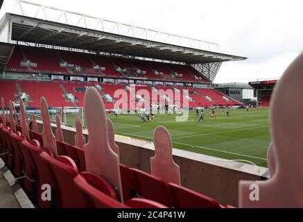 Eine allgemeine Spielansicht durch die Kartonausschnitte der Fans während des Sky Bet Championship-Spiels am Ashton Gate in Bristol. Stockfoto