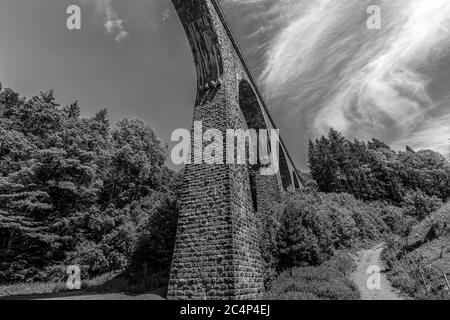 Spektakuläre Sicht auf die alte Eisenbahnbrücke am Ravenna-Klamm-Viadukt in Breitnau. Schwarz-weiß Stockfoto