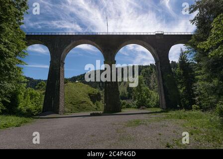 Spektakuläre Aussicht auf die alte Eisenbahnbrücke am Ravenna-Klamm-Viadukt in Breitnau Stockfoto