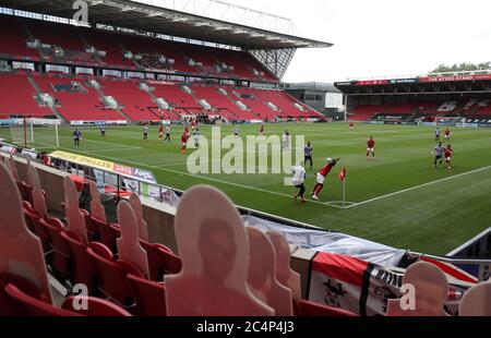 Eine allgemeine Spielansicht durch die Kartonausschnitte der Fans während des Sky Bet Championship-Spiels am Ashton Gate in Bristol. Stockfoto