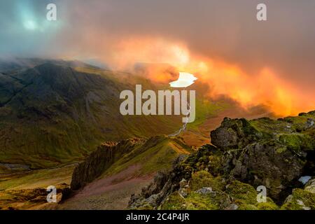 Dramatischer Sonnenuntergang in den English Lake District Mountains mit Wastwater Lake in der Entfernung vom Gipfel des Great Gable. Stockfoto