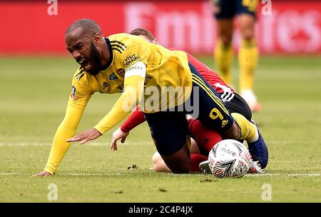 John Fleck von Sheffield United fouls Alexandre Lacazette von Arsenal während des Finalmatches des FA Cup in Bramall Lane, Sheffield. Stockfoto