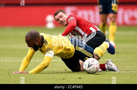 John Fleck von Sheffield United fouls Alexandre Lacazette von Arsenal während des Finalmatches des FA Cup in Bramall Lane, Sheffield. Stockfoto