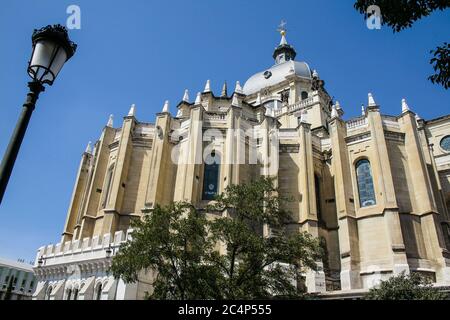 Madrid, Comunidad de Madrid, Spanien, Europa.. Calle de Bailén, Catedral de Almudena (Kathedrale von Almudena) 1879 · 1965. Stockfoto