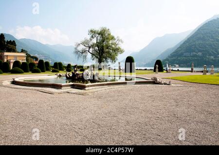 Como, Lombardei, Italien. Der monumentale Brunnen vor der Villa Olmo zeigt ein Seeungeheuer, das mit drei Cherubim kämpft; er ist das Werk des Mailänder Bildhauers Gerolamo Oldofredi (Mailand 1840-1905) und wurde von den Herzögen Visconti di Modrone aufgestellt. Stockfoto