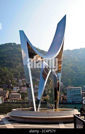 Como, Lombardei, Italien. Comer See. Das Leben Electric ist eine Skulptur von Daniel Libeskind, erstellt im Jahr 2015 und befindet sich in Como, auf dem äußeren Damm (diga foranea Caldirola). Er wiegt 29 Tonnen und wurde aus Stahl gefertigt und mit Edelstahl beschichtet. Stockfoto