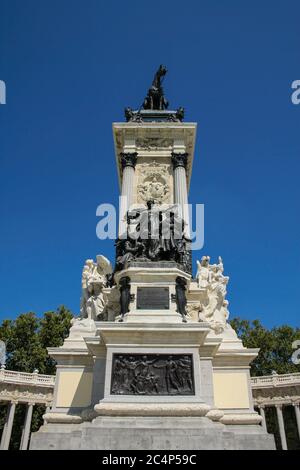 Madrid, Comunidad de Madrid, Spanien, Europa.. El Retiro Park (Parque del Retiro). Statue des Königs Alfonso XII, die Teil einer Gruppe ist, die aus einer großen Marmorkolonnade mit zahlreichen Skulpturen besteht, die die Bronzestatue des Königs umgeben. Das Denkmal, wurde am 6. Juni 1922 eingeweiht und vom Architekten José Grases Riera erbaut. Stockfoto