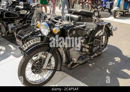 Almería, Andalusien, Spanien, Europa.. Feria de Almería 2018. Ausstellung von Oldtimer-Motorrädern. BMW mit Seitenwagen. Stockfoto