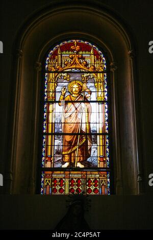 Madrid, Comunidad de Madrid, Spanien, Europa.. St. Jerome Royal Church (Iglesia San Jerónimo el Real. Ein Buntglasfenster in der Kirche. St. Johannes der Täufer (Sanctus Johannes Baptista, San Juan Baptista). Stockfoto