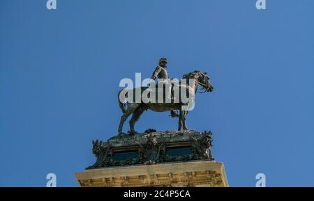 Madrid, Comunidad de Madrid, Spanien, Europa.. El Retiro Park (Parque del Retiro). Statue des Königs Alfonso XII, die Teil einer Gruppe ist, die aus einer großen Marmorkolonnade mit zahlreichen Skulpturen besteht, die die Bronzestatue des Königs umgeben. Das Denkmal, wurde am 6. Juni 1922 eingeweiht und vom Architekten José Grases Riera erbaut. Stockfoto