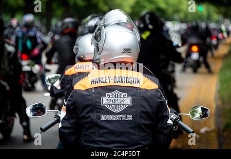 Hannover, Deutschland. Juni 2020. Motorradfahrer in Harley-Davidson Jacken stehen bei einer Demonstrationsfahrt am Ufer des Rudolf-von-Bennigsen Flusses. Mit der Fahrt von Hildesheim nach Hannover wollen die Motorradfahrer gegen strengere Gesetze protestieren. Hintergrund sind Vorschläge des Bundesrates zur Lärmvermeidung. Quelle: Hauke-Christian Dittrich/dpa/Alamy Live News Stockfoto