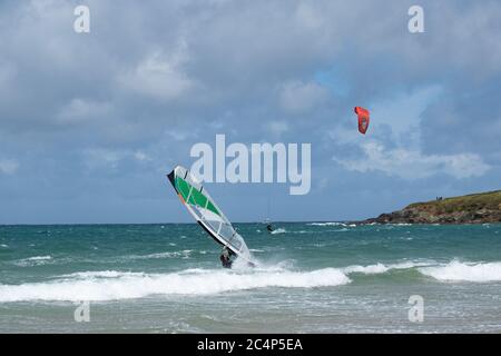 Daymer Bay, Rock, Cornwall, Großbritannien. Juni 2020. Wetter in Großbritannien. Kite- und Windsurfer machten heute das Beste aus den windigen Bedingungen an der Nordküste von Cornwall an der Daymer Bay. Kredit Simon Maycock / Alamy Live Nachrichten. Stockfoto