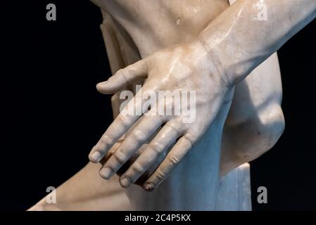 Nahaufnahme von männlicher Hand, auf Marmor gemeißelt Stockfoto