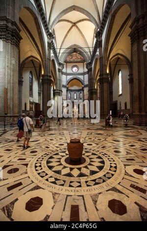 Florenz, Italien - 8. September 2011: Florenz - Duomo . Hauptschiff in der Kathedrale Santa Maria del Fiore in Florenz. Italien Stockfoto