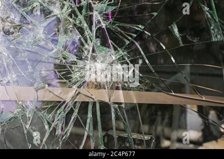 Nahaufnahme eines zerbrochenen Glases Stockfoto
