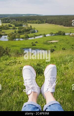 Nahaufnahme der Füße der Frau in weißen Sneakers Stockfoto