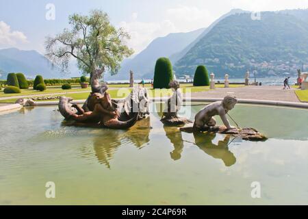 Como, Lombardei, Italien. Der monumentale Brunnen vor der Villa Olmo zeigt ein Seeungeheuer, das mit drei Cherubim kämpft; er ist das Werk des Mailänder Bildhauers Gerolamo Oldofredi (Mailand 1840-1905) und wurde von den Herzögen Visconti di Modrone aufgestellt. Stockfoto