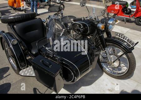 Almería, Andalusien, Spanien, Europa.. Feria de Almería 2018. Ausstellung von Oldtimer-Motorrädern. BMW mit Seitenwagen. Stockfoto