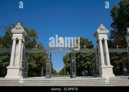 Madrid, Comunidad de Madrid, Spanien, Europa.. El Retiro Park (Parque del Retiro). Das Tor eines der Eingänge zu den Gärten. Stockfoto