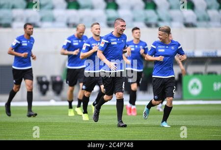 Fürth, Deutschland. Juni 2020. Die KSC-Spieler kommen auf das Feld, um sich vor dem Spiel aufzuwärmen. Mitte: Damian Rossbach (KSC). Rechts: Marco Thiede (KSC). GES/Football/2. Bundesliga: Greuther Furth - Karlsruher SC, 28. Juni 2020 Fußball: 2. Liga: Greuther Furth gegen Karlsruhe, Fürth, 28. Juni 2020 zur weltweiten Nutzung Credit: dpa/Alamy Live News Stockfoto