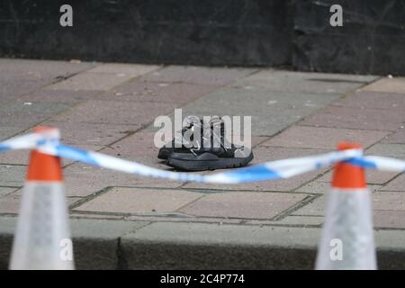 Ein Teil der Argyle Street in Glasgow wurde abgesperrt, nachdem am Sonntagnachmittag jemand bei einem "gezielten Angriff" erstochen wurde. Ein Paar Trainingsschuhe bleiben innerhalb der Kordon. Beamte wurden kurz nach Mittag an die Stelle gerufen, an der Kreuzung mit der James Watt Straße. Stockfoto