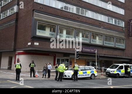 Ein Teil der Argyle Street in Glasgow wurde abgesperrt, nachdem am Sonntagnachmittag jemand bei einem "gezielten Angriff" erstochen wurde. Beamte wurden kurz nach Mittag an die Stelle gerufen, an der Kreuzung mit der James Watt Straße. Stockfoto