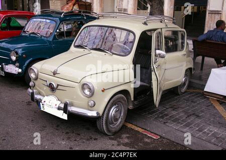 Almería, Andalusien, Spanien, Europa.. Feria de Almería 2018. Ausstellung von Oldtimern Seat 600. Stockfoto