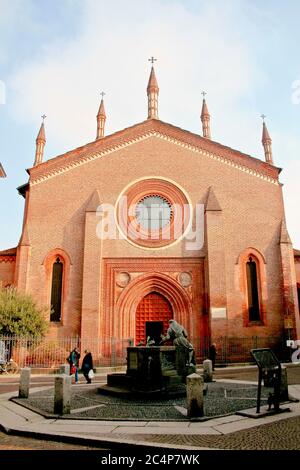 Vigevano, Pavia, Lombardei, Norditalien. Kirche des heiligen Franziskus von Assisii (Chiesa di San Francesco), die Fassade. Stockfoto