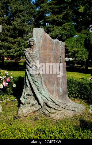 Como, Lombardei, Italien. Comer See. Denkmal für Mafalda von Savoyen (Mafalda di Savoia).. In den Gärten mit Blick auf den Comer See erinnert eine Bronzestatue an die Prinzessin Mafalda von Savoyen, die am 28. August 1944 im KZ Buchenwald starb. Das Werk wurde 2002 von Massimo Clerici geschaffen. Stockfoto