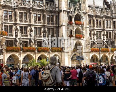 München, Deutschland - 19. AUG 2017: Menschen auf dem berühmten Marienplatz, München Stockfoto