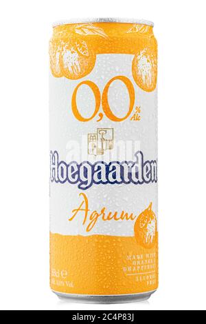 Ukraine, Kiew - Juni 01. 2020: Alkoholfreies Getränk hoegaarden Radler Zitrus in einer Bierkrone auf weißem Hintergrund. Wassertropfen. Datei enthält Beschneidung Stockfoto