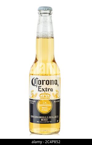 Ukraine, Kiew - 03. Juni 2020: Foto von Corona Extra Beer Flasche isoliert auf weißem Hintergrund. Corona Extra wird in Mexiko produziert. Datei enthält cli Stockfoto