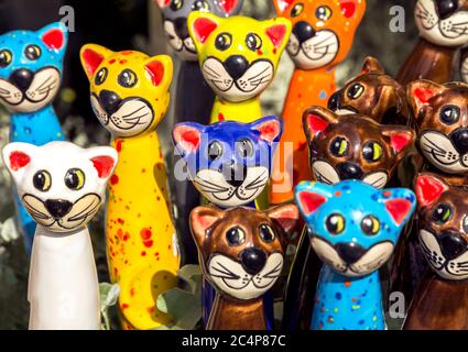 Interessante farbige Katzenfiguren in der Straße eines Souvenirshops in München Stockfoto