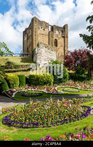 Guildford Castle Gelände mit bunten Blumengärten im Sommer (Juni), Surrey, England, Großbritannien Stockfoto