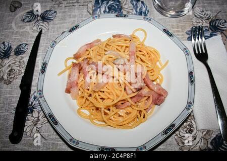 8 - Spaghetti alla gricia ist fertig, in den Teller. Italienische Küche, Originalrezept Pasta alla Gricia, typisches Gericht der Region Latium. Zutaten:. 400 g Spaghetti oder Rigatoni, 250 g Amatrice Schweinebacke, 150 g geriebener Pecorino aus Amatrice, Pfeffer nach Geschmack, grobes Salz nach Geschmack. Stockfoto