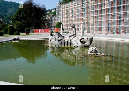 Como, Lombardei, Italien. Der monumentale Brunnen vor der Villa Olmo zeigt ein Seeungeheuer, das mit drei Cherubim kämpft; er ist das Werk des Mailänder Bildhauers Gerolamo Oldofredi (Mailand 1840-1905) und wurde von den Herzögen Visconti di Modrone aufgestellt. Stockfoto