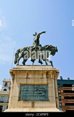 València, Comunidad Valenciana, Spanien. Plaça d'Alfons el Magnànim. Rey Jaime I (Jaume el Conqueridor) Statue, die Statue stellt die Figur des Königs Jakob I. von Aragon, und wir finden sie in 'Plaza Alfonso el Magnánimo'. Diese Darstellung wurde im Juli 1890 eingeweiht. Die Reiterstatue wurde in Holz geschnitzt und später in Bronze gebadet. 15 Tonnen Metall wurden verwendet. Stockfoto